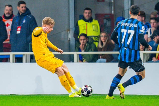 25.02.2026, Atalanta Bergamo vs. Borussia Dortmund, UEFA Champions League, Playoffs-Rückspiel Daniel Svensson (Borussia Dortmund, 24) Davide Zappacosta (Atalanta Bergamo) Regulations prohibit any use of photographs as image sequences and or quasi video Copyright: xBahhoxKarax