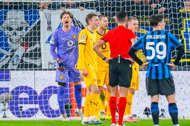 25.02.2026, Atalanta Bergamo vs. Borussia Dortmund, UEFA Champions League, Playoffs-Rückspiel Gregor Kobel (Borussia Dortmund, 1) Maximilian Beier (Borussia Dortmund, 14) Waldemar Anton (Borussia Dortmund, 3) Julian Ryerson (Borussia Dortmund, 26) Regulations prohibit any use of photographs as image sequences and or quasi video Copyright: xBahhoxKarax
