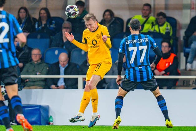 25.02.2026, Atalanta Bergamo vs. Borussia Dortmund, UEFA Champions League, Playoffs-Rückspiel Maximilian Beier (Borussia Dortmund, 14) Davide Zappacosta (Atalanta Bergamo) Regulations prohibit any use of photographs as image sequences and or quasi video Copyright: xBahhoxKarax