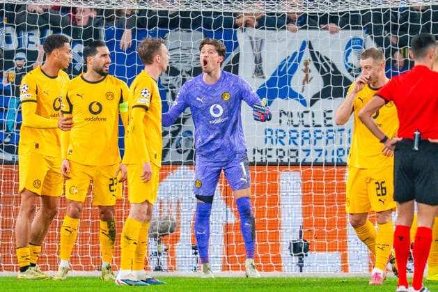 25.02.2026, Atalanta Bergamo vs. Borussia Dortmund, UEFA Champions League, Playoffs-Rückspiel Gregor Kobel (Borussia Dortmund, 1) Maximilian Beier (Borussia Dortmund, 14) Waldemar Anton (Borussia Dortmund, 3) Julian Ryerson (Borussia Dortmund, 26) Ramy Bensebaini (Borussia Dortmund, 5) Felix Nmecha (Borussia Dortmund, 8) Regulations prohibit any use of photographs as image sequences and or quasi video Copyright: xBahhoxKarax