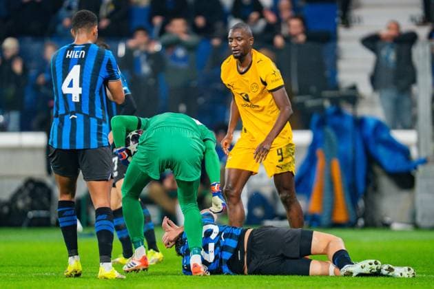 25.02.2026, Atalanta Bergamo vs. Borussia Dortmund, UEFA Champions League, Playoffs-Rückspiel Serhou Guirassy (Borussia Dortmund, 9) Isak Hien Sead Kolasinac (Atalanta Bergamo) Regulations prohibit any use of photographs as image sequences and or quasi video Copyright: xBahhoxKarax