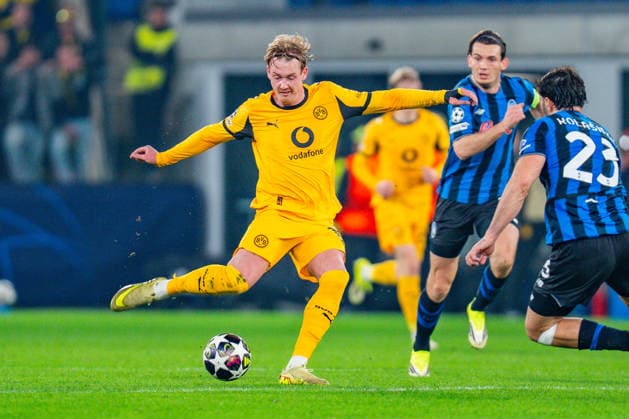 25.02.2026, Atalanta Bergamo vs. Borussia Dortmund, UEFA Champions League, Playoffs-Rückspiel Julian Brandt (Borussia Dortmund, 10) Sead Kolasinac (Atalanta Bergamo) Regulations prohibit any use of photographs as image sequences and or quasi video Copyright: xBahhoxKarax