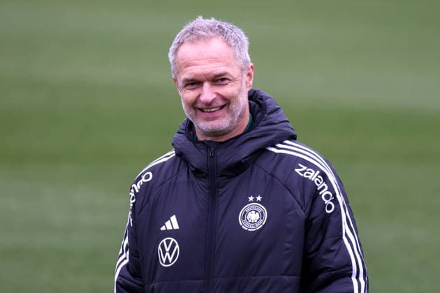 Frankfurt am Main, Deutschland 25. Februar 2026: Vorbereitung auf das Frauen WM-Qualifikationsspiel Deutschland vs. Slovenien - Training Im Bild: Bundestrainer Christian Wück Wueck (Deutschland) lachend Copyright: HMBxMedia MadeleinexFantini