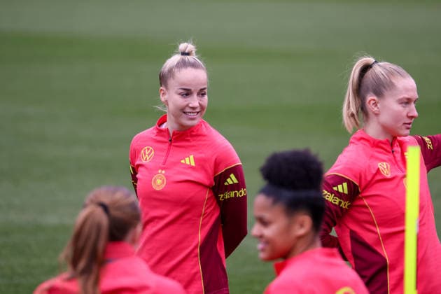 Frankfurt am Main, Deutschland 25. Februar 2026: Vorbereitung auf das Frauen WM-Qualifikationsspiel Deutschland vs. Slovenien - Training Im Bild: v.li. Giulia Gwinn (Deutschland) und Janina Minge (Deutschland) Copyright: HMBxMedia MadeleinexFantini