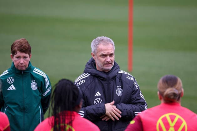 Frankfurt am Main, Deutschland 25. Februar 2026: Vorbereitung auf das Frauen WM-Qualifikationsspiel Deutschland vs. Slovenien - Training Im Bild: v.li. Co-Trainerin Maren Meinert (Deutschland) und Bundestrainer Christian Wück Wueck (Deutschland) Copyright: HMBxMedia MadeleinexFantini