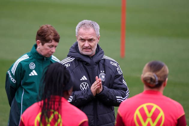 Frankfurt am Main, Deutschland 25. Februar 2026: Vorbereitung auf das Frauen WM-Qualifikationsspiel Deutschland vs. Slovenien - Training Im Bild: Bundestrainer Christian Wück Wueck (Deutschland) Copyright: HMBxMedia MadeleinexFantini