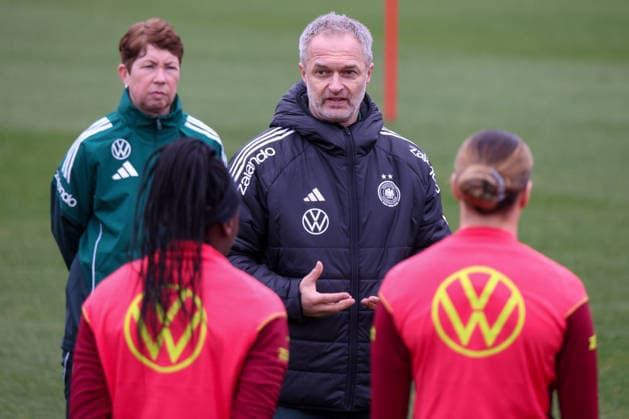 Frankfurt am Main, Deutschland 25. Februar 2026: Vorbereitung auf das Frauen WM-Qualifikationsspiel Deutschland vs. Slovenien - Training Im Bild: v.li. Maren Meinert (Deutschland) und Bundestrainer Christian Wück Wueck (Deutschland) Copyright: HMBxMedia MadeleinexFantini