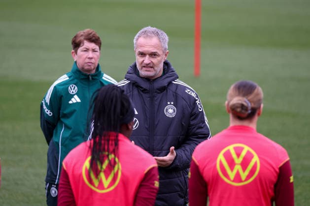Frankfurt am Main, Deutschland 25. Februar 2026: Vorbereitung auf das Frauen WM-Qualifikationsspiel Deutschland vs. Slovenien - Training Im Bild: Bundestrainer Christian Wück Wueck (Deutschland) Copyright: HMBxMedia MadeleinexFantini