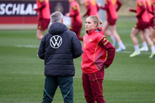 Frankfurt am Main, Deutschland 25. Februar 2026: Vorbereitung auf das Frauen WM-Qualifikationsspiel Deutschland vs. Slovenien - Training Im Bild: v.li. Christian Wück Wueck (Deutschland) und Jella Veit (Deutschland) besprechen sich nach ihrer Nachnominierung Copyright: HMBxMedia MadeleinexFantini