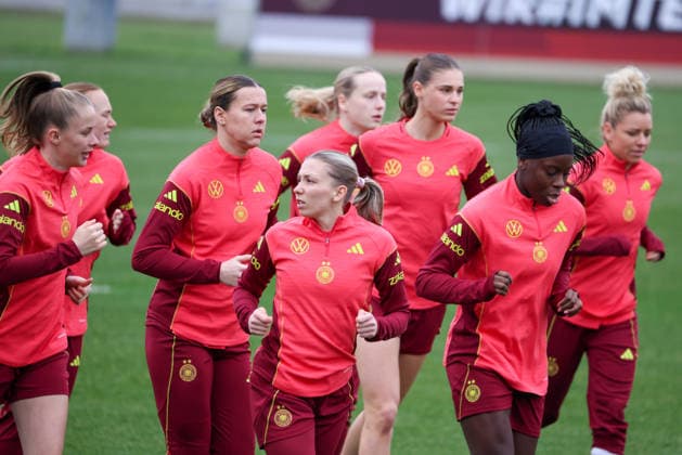 Frankfurt am Main, Deutschland 25. Februar 2026: Vorbereitung auf das Frauen WM-Qualifikationsspiel Deutschland vs. Slovenien - Training Im Bild: v.li. Vivien Endemann (Deutschland), Laura Mühlhaus Muehlhaus (Deutschland), Elisa Senß Senss (Deutschland), Jule Brand (Deutschland), Nicole Anyomi (Deutschland) und Linda Dallmann (Deutschland) Copyright: HMBxMedia MadeleinexFantini