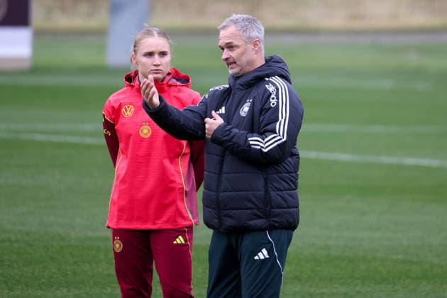 Frankfurt am Main, Deutschland 25. Februar 2026: Vorbereitung auf das Frauen WM-Qualifikationsspiel Deutschland vs. Slovenien - Training Im Bild: v.li. Jella Veit (Deutschland) bespricht sich nach ihrer Nachnominierung mit Bundestrainer Christian Wück Wueck (Deutschland) Copyright: HMBxMedia MadeleinexFantini