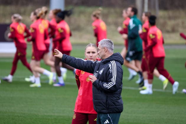 Frankfurt am Main, Deutschland 25. Februar 2026: Vorbereitung auf das Frauen WM-Qualifikationsspiel Deutschland vs. Slovenien - Training Im Bild: v.li. Jella Veit (Deutschland) bespricht sich nach ihrer Nachnominierung mit Bundestrainer Christian Wück Wueck (Deutschland) Copyright: HMBxMedia MadeleinexFantini