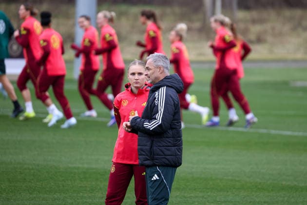Frankfurt am Main, Deutschland 25. Februar 2026: Vorbereitung auf das Frauen WM-Qualifikationsspiel Deutschland vs. Slovenien - Training Im Bild: v.li. Jella Veit (Deutschland) bespricht sich nach ihrer Nachnominierung mit Bundestrainer Christian Wück Wueck (Deutschland) Copyright: HMBxMedia MadeleinexFantini