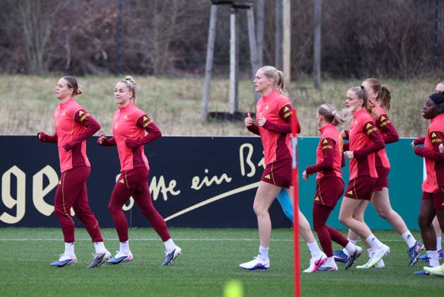 Frankfurt am Main, Deutschland 25. Februar 2026: Vorbereitung auf das Frauen WM-Qualifikationsspiel Deutschland vs. Slovenien - Training Im Bild: v.li. Klara Bühl Buehl (Deutschland), Giulia Gwinn (Deutschland), Camilla Küver Kuever (Deutschland), Elisa Senß Senss (Deutschland), Vivien Endemann (Deutschland) und ihren Mannschaftskolleginnen beim Training in Frankfurt Copyright: HMBxMedia MadeleinexFantini