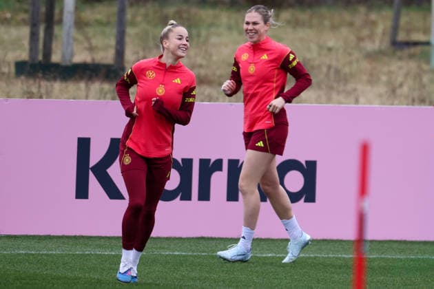 Frankfurt am Main, Deutschland 25. Februar 2026: Vorbereitung auf das Frauen WM-Qualifikationsspiel Deutschland vs. Slovenien - Training Im Bild: v.li. Giulia Gwinn (Deutschland) und Rebecca Knaak (Deutschland) lachend Copyright: HMBxMedia MadeleinexFantini