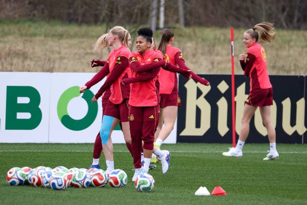 Frankfurt am Main, Deutschland 25. Februar 2026: Vorbereitung auf das Frauen WM-Qualifikationsspiel Deutschland vs. Slovenien - Training Im Bild: v.li. Camilla Küver Kuever (Deutschland), Shekiera Martinez (Deutschland) und Vivien Endemann (Deutschland) Copyright: HMBxMedia MadeleinexFantini