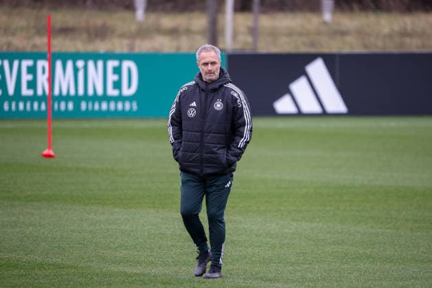Frankfurt am Main, Deutschland 25. Februar 2026: Vorbereitung auf das Frauen WM-Qualifikationsspiel Deutschland vs. Slovenien - Training Im Bild: Bundestrainer Christian Wück Wueck (Deutschland) Copyright: HMBxMedia MadeleinexFantini