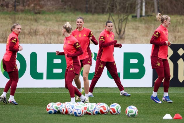 Frankfurt am Main, Deutschland 25. Februar 2026: Vorbereitung auf das Frauen WM-Qualifikationsspiel Deutschland vs. Slovenien - Training Im Bild: v.li. Elisa Senß Senss (Deutschland), Giulia Gwinn (Deutschland), Jule Brand (Deutschland), Carlotta Wamser (Deutschland) und Lea Schüller Schueller (Deutschland) Copyright: HMBxMedia MadeleinexFantini