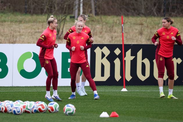 Frankfurt am Main, Deutschland 25. Februar 2026: Vorbereitung auf das Frauen WM-Qualifikationsspiel Deutschland vs. Slovenien - Training Im Bild: v.li. Giulia Gwinn (Deutschland), Lea Schüller Schueller (Deutschland) und Laura Mühlhaus Muehlhaus (Deutschland) Copyright: HMBxMedia MadeleinexFantini