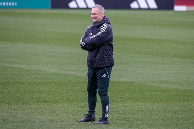 Frankfurt am Main, Deutschland 25. Februar 2026: Vorbereitung auf das Frauen WM-Qualifikationsspiel Deutschland vs. Slovenien - Training Im Bild: Bundestrainer Christian Wück Wueck (Deutschland) lachend Copyright: HMBxMedia MadeleinexFantini