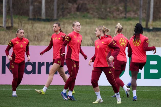 Frankfurt am Main, Deutschland 25. Februar 2026: Vorbereitung auf das Frauen WM-Qualifikationsspiel Deutschland vs. Slovenien - Training Im Bild: v.li. Elisa Senß Senss (Deutschland), Jule Brand (Deutschland), Franziska Kett (Deutschland), Jella Veit (Deutschland), Giulia Gwinn (Deutschland) und Nicole Anyomi (Deutschland) Copyright: HMBxMedia MadeleinexFantini