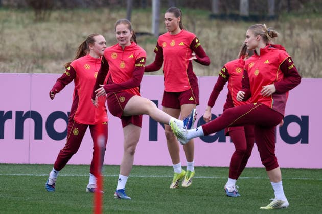 Frankfurt am Main, Deutschland 25. Februar 2026: Vorbereitung auf das Frauen WM-Qualifikationsspiel Deutschland vs. Slovenien - Training Im Bild: v.li. Lisanne Gräwe Graewe (Deutschland), Sjoeke Nüsken Nuesken (Deutschland), Jule Brand (Deutschland) und Jella Veit (Deutschland) Copyright: HMBxMedia MadeleinexFantini