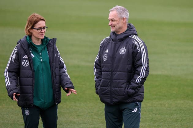 Frankfurt am Main, Deutschland 25. Februar 2026: Vorbereitung auf das Frauen WM-Qualifikationsspiel Deutschland vs. Slovenien - Training Im Bild: v.li. Co-Trainerin Saskia Bartusiak (Deutschland) und Bundestrainer Christian Wück Wueck (Deutschland) Copyright: HMBxMedia MadeleinexFantini