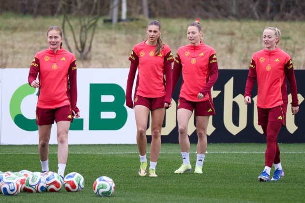 Frankfurt am Main, Deutschland 25. Februar 2026: Vorbereitung auf das Frauen WM-Qualifikationsspiel Deutschland vs. Slovenien - Training Im Bild: v.li. Sjoeke Nüsken Nuesken (Deutschland), Jule Brand (Deutschland), Sarai Linder (Deutschland) und Lea Schüller Schueller (Deutschland) Copyright: HMBxMedia MadeleinexFantini