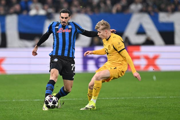 Atalanta BC v Borussia Dortmund - UEFA Champions League 2025 26 League Knockout Play-off Second Leg Davide Zappacosta of Atalanta B.C. and Nico Schlotterbeck of Borussia Dortmund are in action during the UEFA Champions League 2025 26 League Knockout Play-off Second Leg match between Atalanta B.C. and Borussia Dortmund at the Bergamo Stadium in Bergamo, Italy, on February 25, 2026. Bergamo Italy Italy  Copyright: xDomenicoxCippitellix originalFilename:cippitelli-atalanta260225_npDOq.jpg