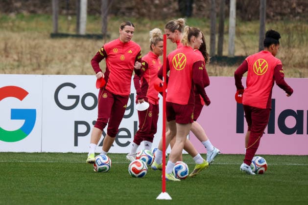 Frankfurt am Main, Deutschland 25. Februar 2026: Vorbereitung auf das Frauen WM-Qualifikationsspiel Deutschland vs. Slovenien - Training Im Bild: v.li. Laura Mühlhaus Muehlhaus (Deutschland), Linda Dallmann (Deutschland), Rebecca Knaak (Deutschland), Sarai Linder (Deutschland) und Shekiera Martinez (Deutschland) Copyright: HMBxMedia MadeleinexFantini