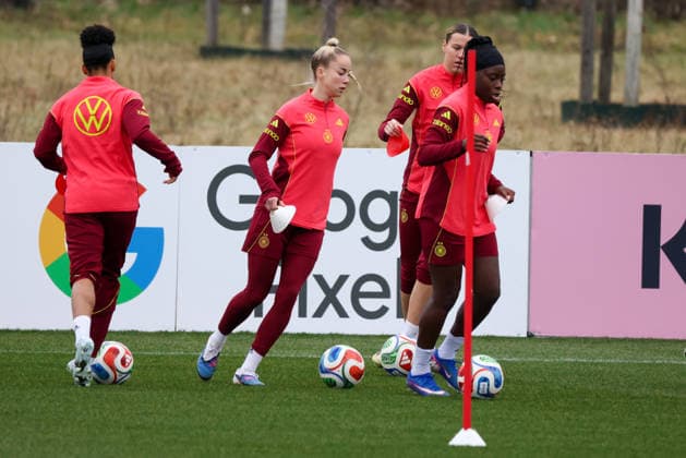 Frankfurt am Main, Deutschland 25. Februar 2026: Vorbereitung auf das Frauen WM-Qualifikationsspiel Deutschland vs. Slovenien - Training Im Bild: v.li. Shekiera Martinez (Deutschland), Giulia Gwinn (Deutschland), Laura Mühlhaus Muehlhaus (Deutschland) und Nicole Anyomi (Deutschland) Copyright: HMBxMedia MadeleinexFantini