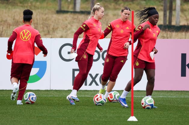 Frankfurt am Main, Deutschland 25. Februar 2026: Vorbereitung auf das Frauen WM-Qualifikationsspiel Deutschland vs. Slovenien - Training Im Bild: v.li. Shekiera Martinez (Deutschland), Giulia Gwinn (Deutschland), Laura Mühlhaus Muehlhaus (Deutschland) und Nicole Anyomi (Deutschland) Copyright: HMBxMedia MadeleinexFantini