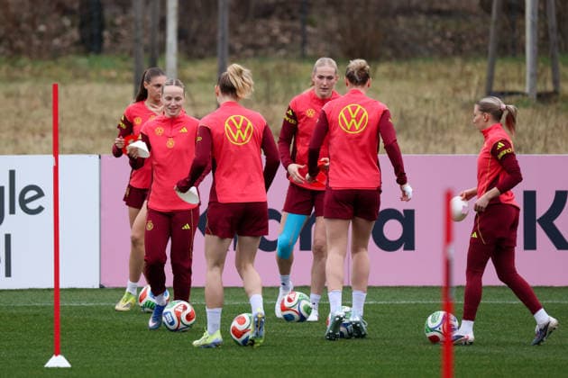 Frankfurt am Main, Deutschland 25. Februar 2026: Vorbereitung auf das Frauen WM-Qualifikationsspiel Deutschland vs. Slovenien - Training Im Bild: v.li. Jule Brand (Deutschland), Franziska Kett (Deutschland), Sarai Linder (Deutschland), Camilla Küver Kuever (Deutschland), Rebecca Knaak (Deutschland) und Elisa Senß Senss (Deutschland) Copyright: HMBxMedia MadeleinexFantini