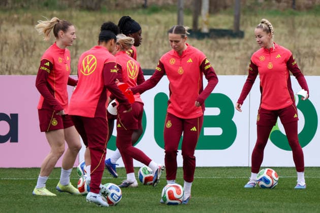 Frankfurt am Main, Deutschland 25. Februar 2026: Vorbereitung auf das Frauen WM-Qualifikationsspiel Deutschland vs. Slovenien - Training Im Bild: v.li. Sarai Linder (Deutschland), Shekiera Martinez (Deutschland), Klara Bühl Buehl (Deutschland) und Giulia Gwinn (Deutschland) Copyright: HMBxMedia MadeleinexFantini