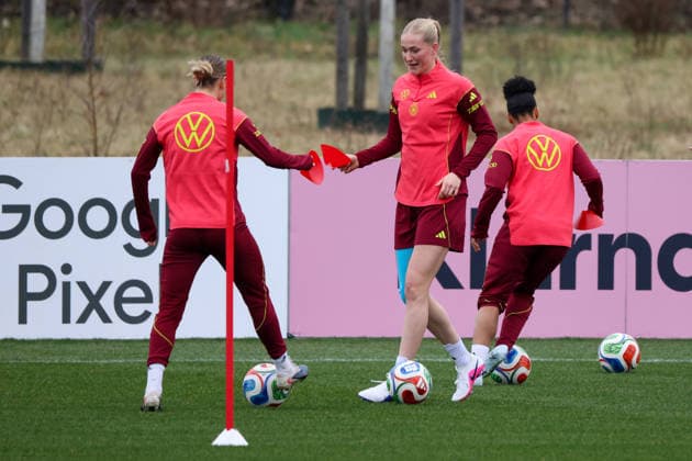 Frankfurt am Main, Deutschland 25. Februar 2026: Vorbereitung auf das Frauen WM-Qualifikationsspiel Deutschland vs. Slovenien - Training Im Bild: v.li. Klara Bühl Buehl (Deutschland), Kamilla Küver Kuever (Deutschland) und Shekiera Martinez (Deutschland) Copyright: HMBxMedia MadeleinexFantini