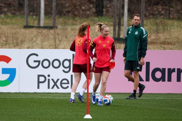 Frankfurt am Main, Deutschland 25. Februar 2026: Vorbereitung auf das Frauen WM-Qualifikationsspiel Deutschland vs. Slovenien - Training Im Bild: v.li. Sjoeke Nüsken Nuesken (Deutschland), Sarai Linder (Deutschland) und Athletiktrainer Julius Balsmeier (Deutschland) Copyright: HMBxMedia MadeleinexFantini