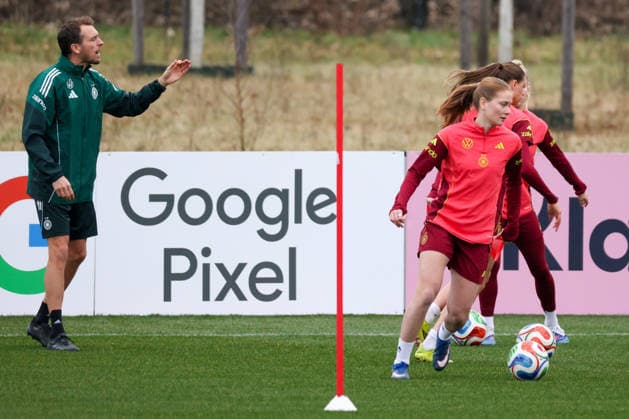 Frankfurt am Main, Deutschland 25. Februar 2026: Vorbereitung auf das Frauen WM-Qualifikationsspiel Deutschland vs. Slovenien - Training Im Bild: v.li. Athletiktrainer Julius Balsmeier (Deutschland) und Sjoeke Nüsken Nuesken (Deutschland) mit ihren Mannschaftskolleginnen beim Training Copyright: HMBxMedia MadeleinexFantini