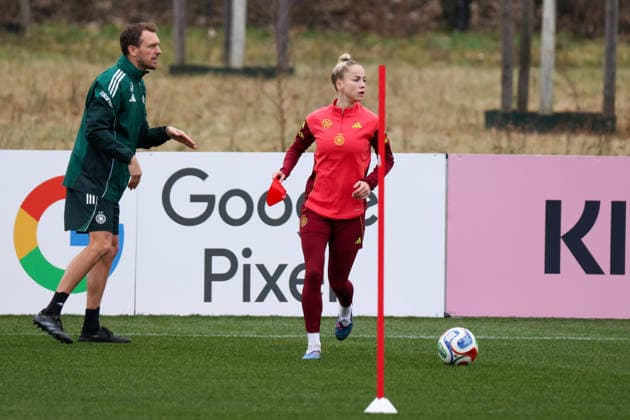 Frankfurt am Main, Deutschland 25. Februar 2026: Vorbereitung auf das Frauen WM-Qualifikationsspiel Deutschland vs. Slovenien - Training Im Bild: v.li. Athletiktrainer Julius Balsmeier (Deutschland) und Giulia Gwinn (Deutschland) Copyright: HMBxMedia MadeleinexFantini