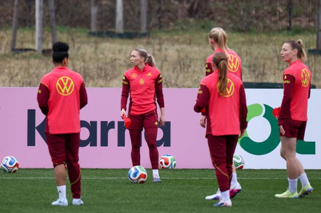Frankfurt am Main, Deutschland 25. Februar 2026: Vorbereitung auf das Frauen WM-Qualifikationsspiel Deutschland vs. Slovenien - Training Im Bild: v.li. die Zweite Elisa Senß Senss (Deutschland) mit ihren Mannschaftskolleginnen beim Training in Frankfurt Copyright: HMBxMedia MadeleinexFantini