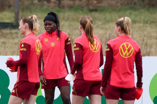 Frankfurt am Main, Deutschland 25. Februar 2026: Vorbereitung auf das Frauen WM-Qualifikationsspiel Deutschland vs. Slovenien - Training Im Bild: v.li. die Zweite Nicole Anyomi (Deutschland) mit ihren Mannschaftskolleginnen in Frankfurt beim Training Copyright: HMBxMedia MadeleinexFantini