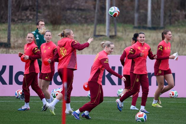 Frankfurt am Main, Deutschland 25. Februar 2026: Vorbereitung auf das Frauen WM-Qualifikationsspiel Deutschland vs. Slovenien - Training Im Bild: v.li. Lisanne Gräwe Graewe (Deutschland), Sarai Linder (Deutschland), Jella Veit (Deutschland), Franziska Kett (Deutschland), Carlotta Wamser (Deutschland) und Jule Brand (Deutschland) Copyright: HMBxMedia MadeleinexFantini