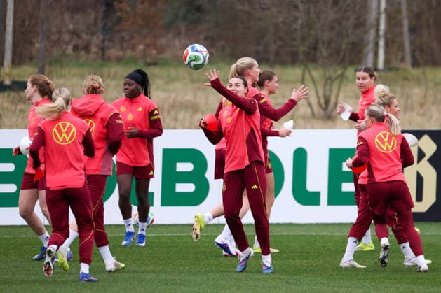 Frankfurt am Main, Deutschland 25. Februar 2026: Vorbereitung auf das Frauen WM-Qualifikationsspiel Deutschland vs. Slovenien - Training Im Bild: Die Spielerinnen der deutschen Fußballnationalmannschaft der Frauen beim Training in Frankfurt Copyright: HMBxMedia MadeleinexFantini