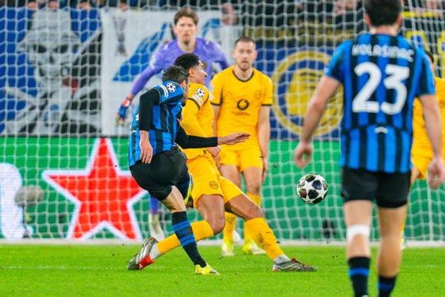 25.02.2026, Atalanta Bergamo vs. Borussia Dortmund, UEFA Champions League, Playoffs-Rückspiel Tor zum 2:0 durch Davide Zappacosta (Atalanta Bergamo) Jobe Bellingham (Borussia Dortmund, 7) Regulations prohibit any use of photographs as image sequences and or quasi video Copyright: xBahhoxKarax