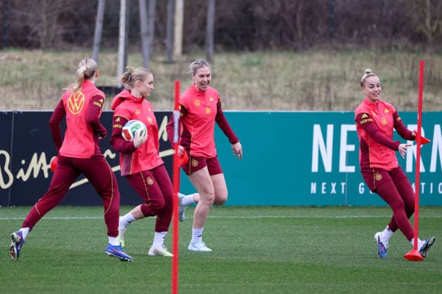 Frankfurt am Main, Deutschland 25. Februar 2026: Vorbereitung auf das Frauen WM-Qualifikationsspiel Deutschland vs. Slovenien - Training Im Bild: v.li. Franziska Kett (Deutschland), Jella Veit (Deutschland), Rebecca Knaak (Deutschland) und Giulia Gwinn (Deutschland) Copyright: HMBxMedia MadeleinexFantini