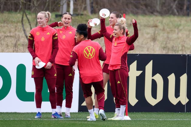 Frankfurt am Main, Deutschland 25. Februar 2026: Vorbereitung auf das Frauen WM-Qualifikationsspiel Deutschland vs. Slovenien - Training Im Bild: v.li. Lea Schüller Schueller (Deutschland), Klara Bühl Buehl (Deutschland), Shekiera Martinez (Deutschland), Jule Brand (Deutschland) und Linda Dallmann (Deutschland) Copyright: HMBxMedia MadeleinexFantini