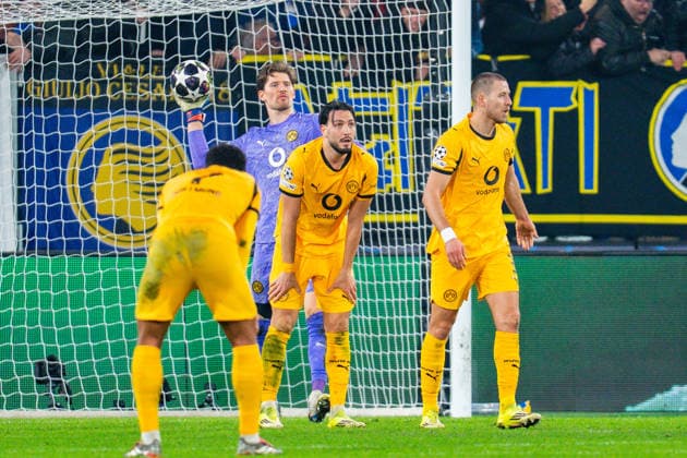 25.02.2026, Atalanta Bergamo vs. Borussia Dortmund, UEFA Champions League, Playoffs-Rückspiel Tor zum 2:0 durch Davide Zappacosta (Atalanta Bergamo) Waldemar Anton (Borussia Dortmund, 3) Ramy Bensebaini (Borussia Dortmund, 5) Gregor Kobel (Borussia Dortmund, 1) Jobe Bellingham (Borussia Dortmund, 7) Regulations prohibit any use of photographs as image sequences and or quasi video Copyright: xBahhoxKarax