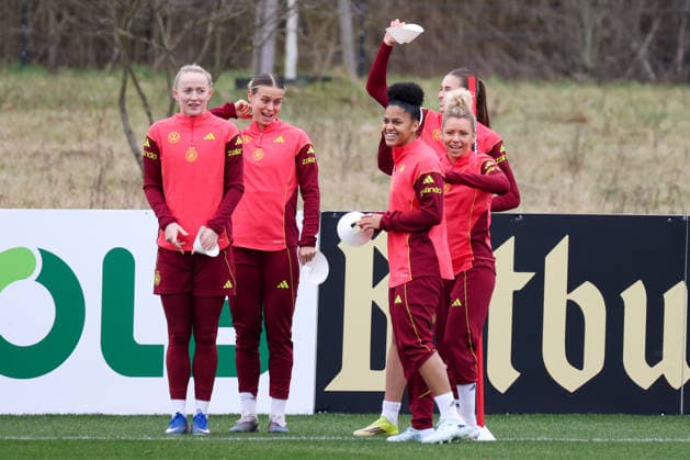 Frankfurt am Main, Deutschland 25. Februar 2026: Vorbereitung auf das Frauen WM-Qualifikationsspiel Deutschland vs. Slovenien - Training Im Bild: v.li. Lea Schüller Schueller (Deutschland), Klara Bühl Buehl (Deutschland), Shekiera Martinez (Deutschland), Linda Dallmann (Deutschland) und Jule Brand (Deutschland) Copyright: HMBxMedia MadeleinexFantini