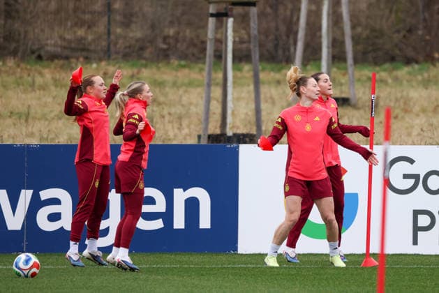 Frankfurt am Main, Deutschland 25. Februar 2026: Vorbereitung auf das Frauen WM-Qualifikationsspiel Deutschland vs. Slovenien - Training Im Bild: v.li. Lisanne Gräwe Graewe (Deutschland), Elisa Senß Senss (Deutschland), Sarai Linder (Deutschland) und Carlotta Wamser (Deutschland) Copyright: HMBxMedia MadeleinexFantini