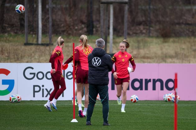 Frankfurt am Main, Deutschland 25. Februar 2026: Vorbereitung auf das Frauen WM-Qualifikationsspiel Deutschland vs. Slovenien - Training Im Bild: Bundestrainer Christian Wück Wueck (Deutschland) beobachtet das Training der deutschen Fußballnationalmannschaft der Frauen in Frankfurt Copyright: HMBxMedia MadeleinexFantini