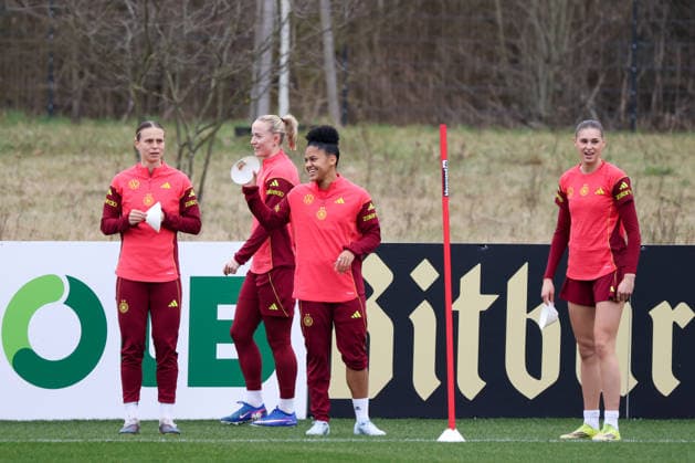 Frankfurt am Main, Deutschland 25. Februar 2026: Vorbereitung auf das Frauen WM-Qualifikationsspiel Deutschland vs. Slovenien - Training Im Bild: v.li. Klara Bühl Buehl (Deutschland), Lea Schüller Schueller (Deutschland), Shekiera Martinez (Deutschland) und Jule Brand (Deutschland) Copyright: HMBxMedia MadeleinexFantini